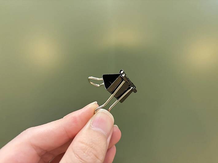 玄関にダブルクリップを設置！　簡単に『カギ置き場』を作る方法