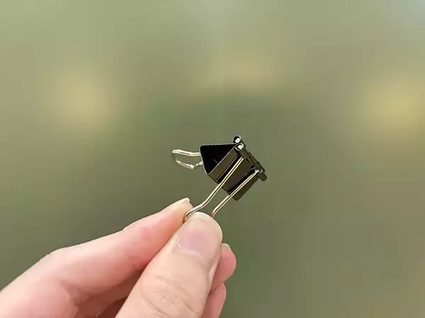 「玄関にダブルクリップを設置！　簡単に『カギ置き場』を作る方法」の画像