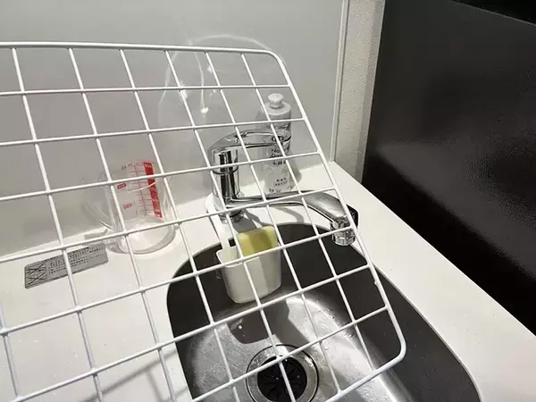 「100均アイテムだけで、キッチンが快適！　1分で試せる便利な収納ワザ」の画像
