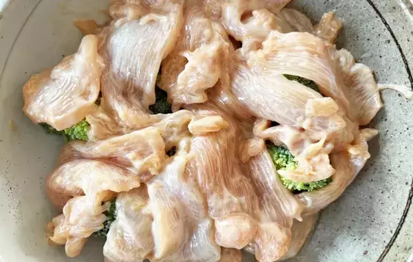 「2人分があっという間になくなる！　ブロッコリーと鶏むね肉をレンチンしたら…？」の画像