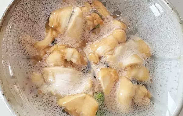 「2人分があっという間になくなる！　ブロッコリーと鶏むね肉をレンチンしたら…？」の画像