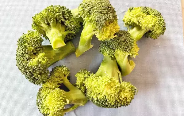 「2人分があっという間になくなる！　ブロッコリーと鶏むね肉をレンチンしたら…？」の画像