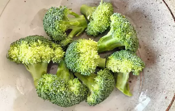 「2人分があっという間になくなる！　ブロッコリーと鶏むね肉をレンチンしたら…？」の画像