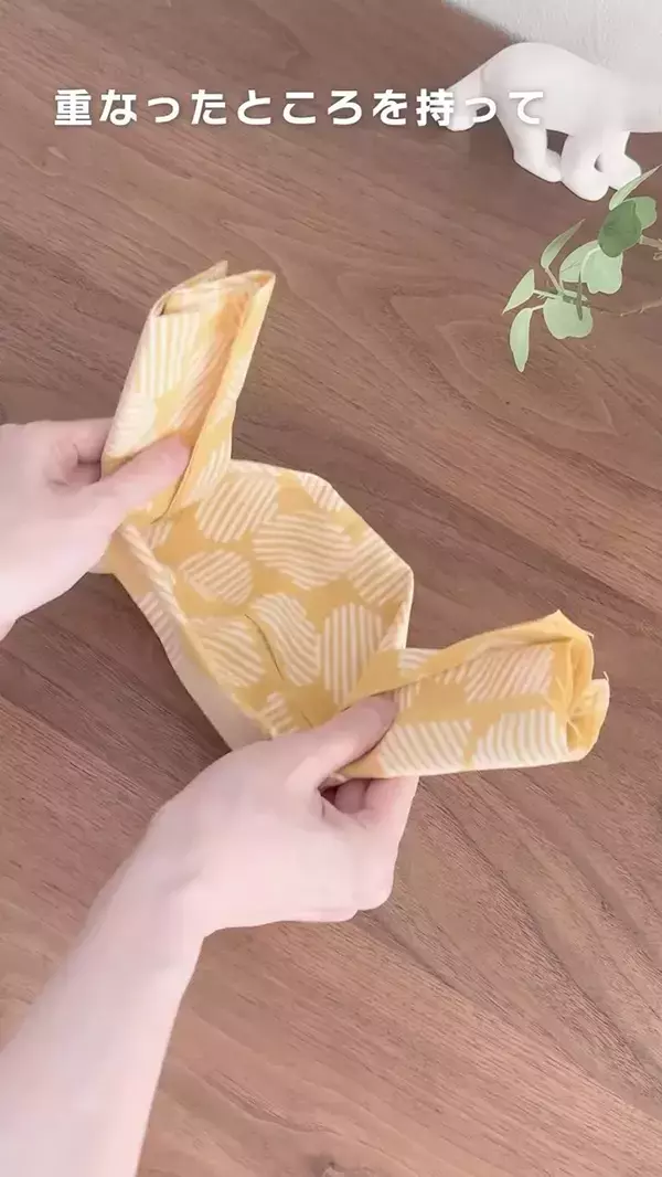 「1枚の手ぬぐいを折るだけで？　30秒で小物収納に使える『バスケット』が作れた【簡単手順】」の画像