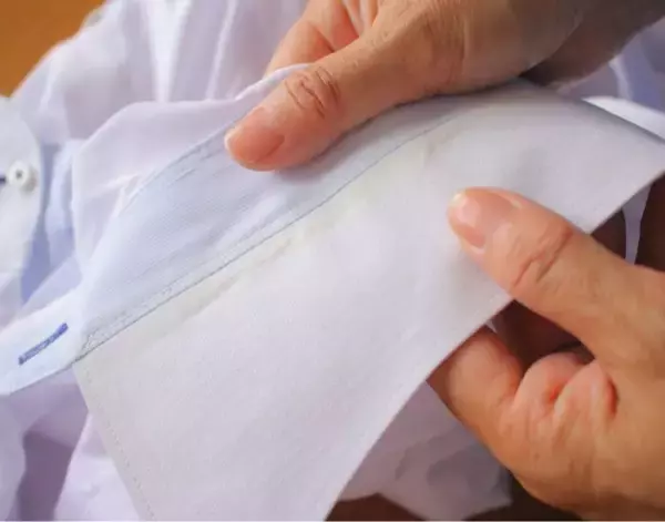 「シャツの黄ばみは防げる！　洗濯前にできるひと工夫に「知らなかった」「なるほど」」の画像