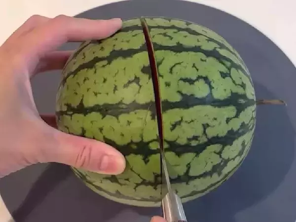 「スイカの種が邪魔！　解決する『切り方』に「感動」「目からウロコ」」の画像