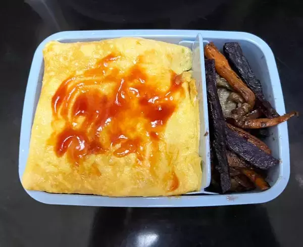 「オムライスの隣に入れた『おかず』が…　小３息子「地獄みたいだね」」の画像