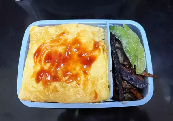 「オムライスの隣に入れた『おかず』が…　小３息子「地獄みたいだね」」の画像