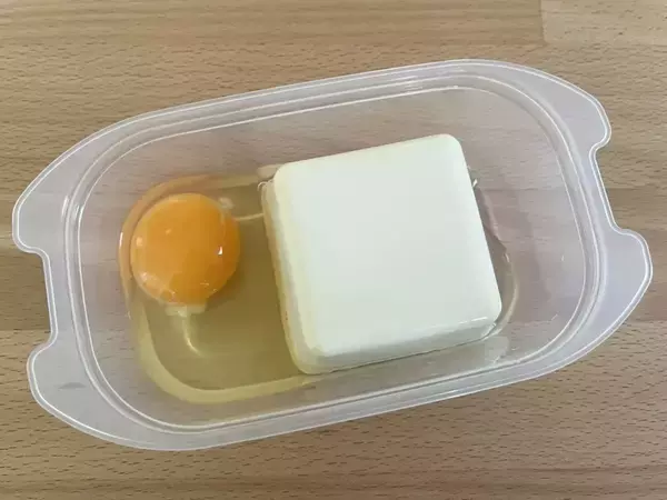 【電子レンジでOK】タッパーに豆腐・卵・キャベツを入れたら…　できた一品に「リピ確！」