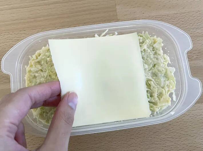 【電子レンジでOK】タッパーに豆腐・卵・キャベツを入れたら…　できた一品に「リピ確！」