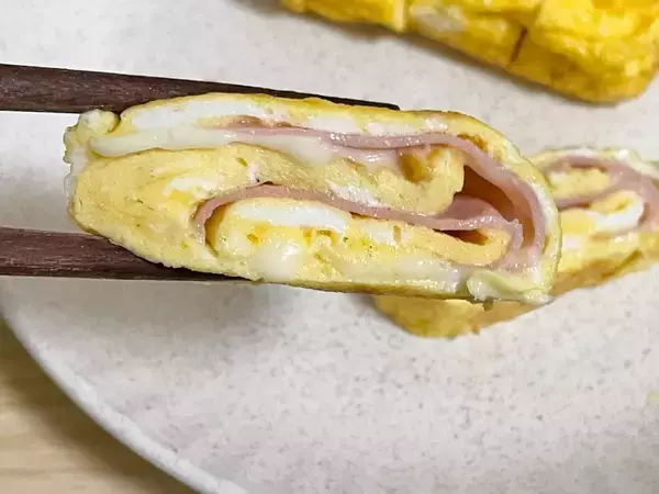 いつもの玉子焼きに飽きたら！　旨味たっぷりの具材2つを巻くだけで「塩気がいい」「断面がきれい」