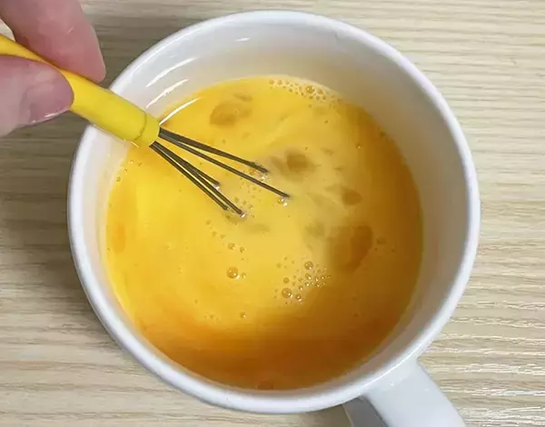 「いつもの玉子焼きに飽きたら！　旨味たっぷりの具材2つを巻くだけで「塩気がいい」「断面がきれい」」の画像