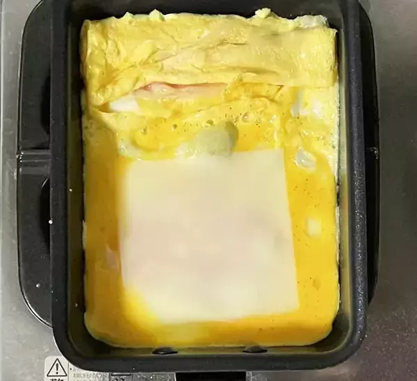 「いつもの玉子焼きに飽きたら！　旨味たっぷりの具材2つを巻くだけで「塩気がいい」「断面がきれい」」の画像