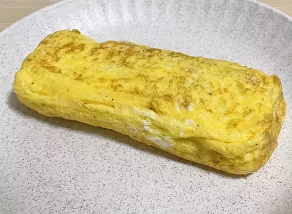 「いつもの玉子焼きに飽きたら！　旨味たっぷりの具材2つを巻くだけで「塩気がいい」「断面がきれい」」の画像