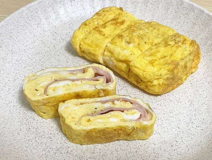 いつもの玉子焼きに飽きたら！　旨味たっぷりの具材2つを巻くだけで「塩気がいい」「断面がきれい」
