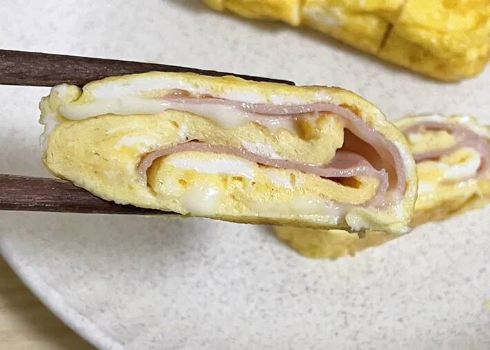 いつもの玉子焼きに飽きたら！　旨味たっぷりの具材2つを巻くだけで「塩気がいい」「断面がきれい」