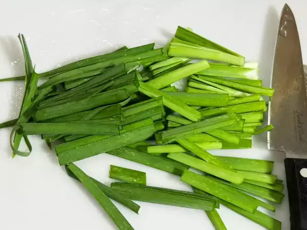 「安くてスタミナつくのは助かる！」　加藤綾菜が紹介した『ニラ』レシピに好評の声