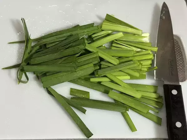 「「安くてスタミナつくのは助かる！」　加藤綾菜が紹介した『ニラ』レシピに好評の声」の画像