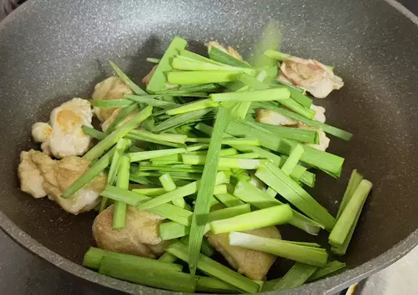 「「安くてスタミナつくのは助かる！」　加藤綾菜が紹介した『ニラ』レシピに好評の声」の画像