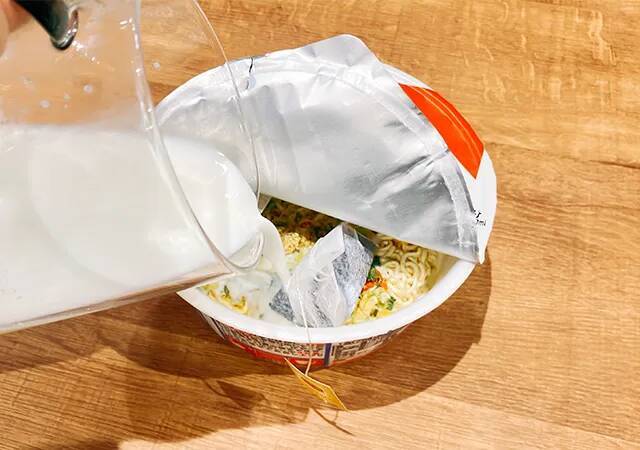 『サッポロ一番』にお湯を入れずに…　30代会社員が作った『激ウマ塩らーめん』が？