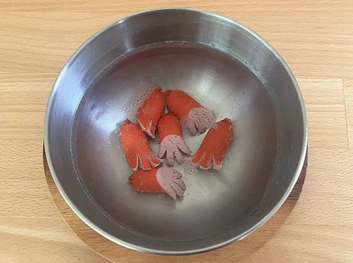 ハロウィン弁当におすすめ！　赤ウインナーで作る『おばけウインナー』がかわいすぎる