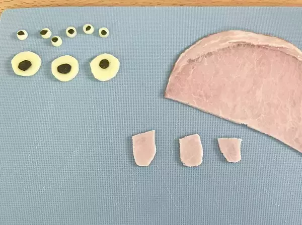 「ハロウィン弁当におすすめ！　赤ウインナーで作る『おばけウインナー』がかわいすぎる」の画像