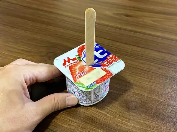 「ヨーグルトにアイス棒1本をブスッ！　冷凍庫に入れるだけで、絶品スイーツが作れる」の画像
