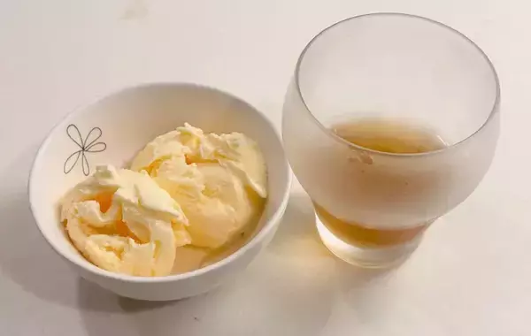 「今まで思いつかなかった！バニラアイスに麦茶をかけると…「ほろ苦い」「意外なおいしさ」」の画像