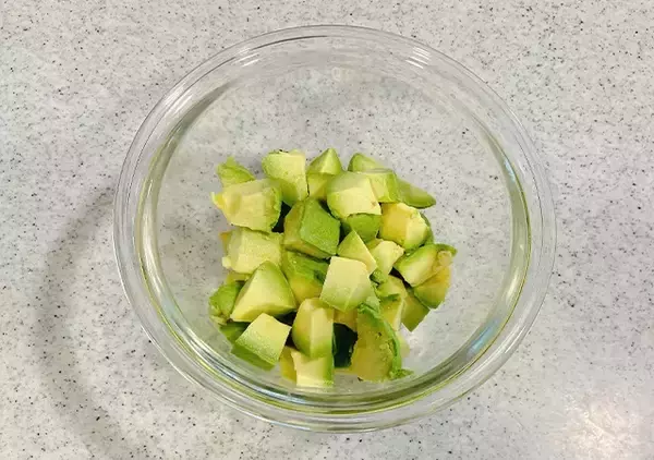 「【簡単レシピ】アボカド×お茶づけ海苔が“ご飯泥棒”に！　5分で作れる新感覚おかず」の画像