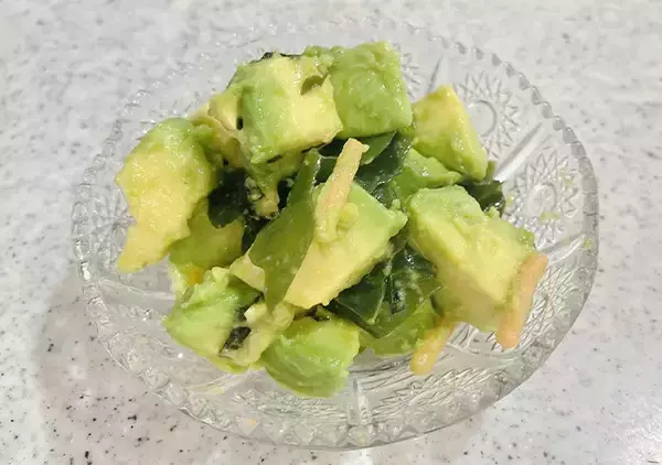 「【簡単レシピ】アボカド×お茶づけ海苔が“ご飯泥棒”に！　5分で作れる新感覚おかず」の画像