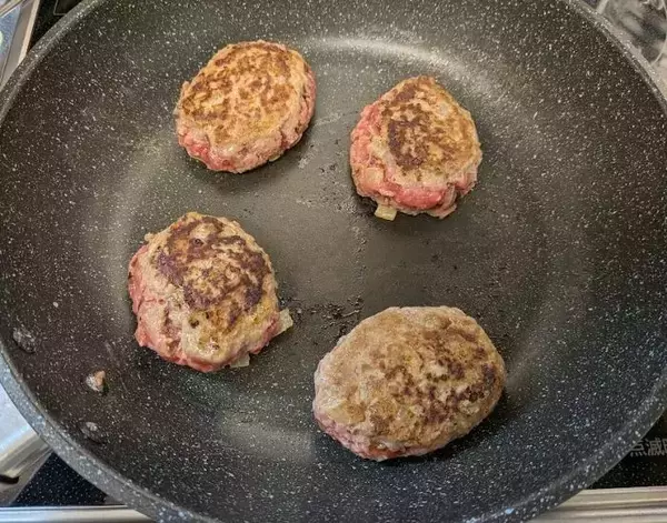 「「いつもと違う！」　家族が絶賛したハンバーグの正体に「まさか」「その発想はなかった」」の画像