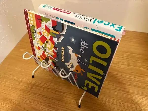「「どこ置いた？」がなくなった　ダイソーのコップスタンドが家中で活躍！」の画像