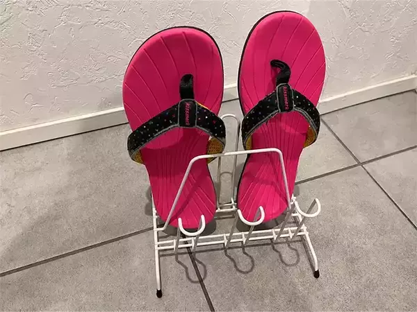 「「どこ置いた？」がなくなった　ダイソーのコップスタンドが家中で活躍！」の画像