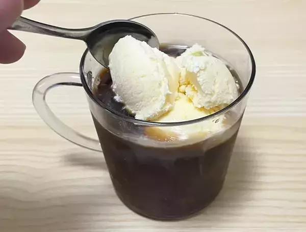 「「作るのも食べるのも楽しい！」　バニラアイスとポッキーで『アフォガード風アレンジ』をしてみたら…」の画像