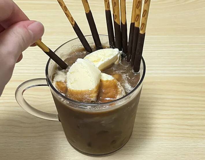 「作るのも食べるのも楽しい！」　バニラアイスとポッキーで『アフォガード風アレンジ』をしてみたら…