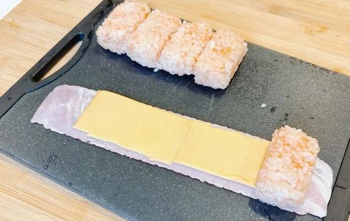 ベーコンとチーズでご飯を巻くと？　「5個があっという間に消えた」絶品おにぎりアレンジ
