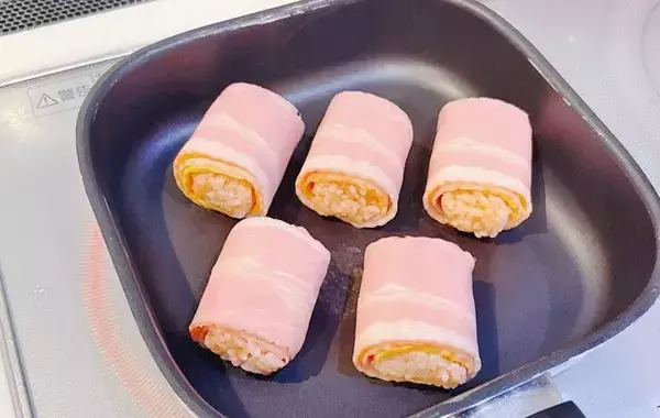 「ベーコンとチーズでご飯を巻くと？　「5個があっという間に消えた」絶品おにぎりアレンジ」の画像