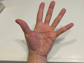 輪ゴムをはめて『ラップを3回』回すだけ！　見失った端がペロッと浮き上がる知恵【活用法4選】