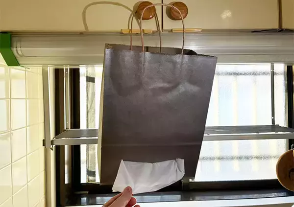 「使い道のない紙袋　箱ティッシュの使いやすさがアップする『活用法』に「アイディアの勝利！」」の画像