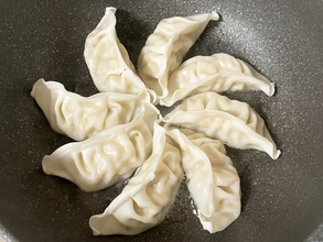フライパンに『溶き卵』をザーッと入れて！　新感覚の餃子に「フワフワ」「満足感高い」