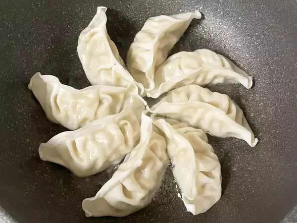 フライパンに『溶き卵』をザーッと入れて！　新感覚の餃子に「フワフワ」「満足感高い」