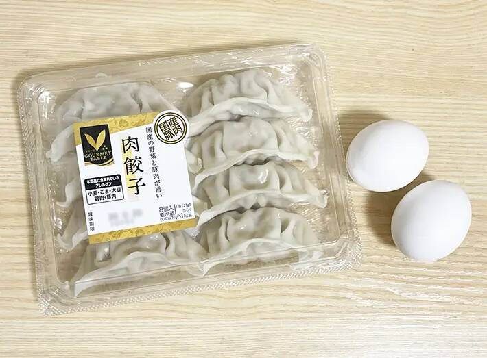 フライパンに『溶き卵』をザーッと入れて！　新感覚の餃子に「フワフワ」「満足感高い」