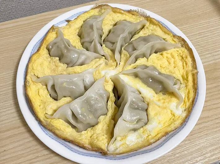 フライパンに『溶き卵』をザーッと入れて！　新感覚の餃子に「フワフワ」「満足感高い」