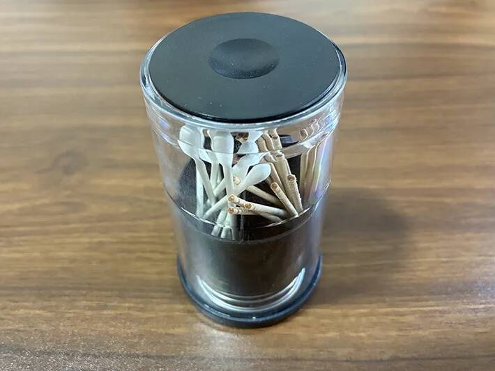 100均の綿棒ケースの意外な『じゃない使い方』　小物を入れる4つの活用法を試すと「便利すぎる！」