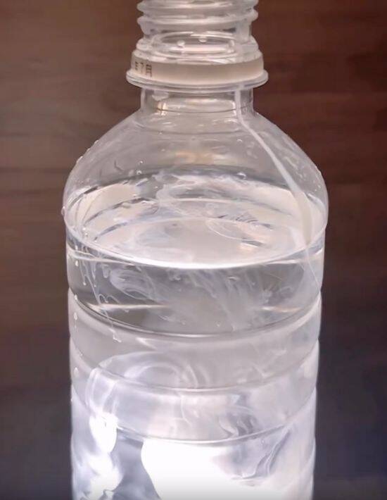 ペットボトルと牛乳でできる簡易ライト　停電対策に「賢い」「助かる」