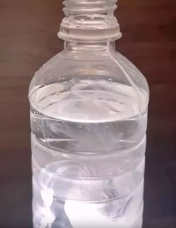 「ペットボトルと牛乳でできる簡易ライト　停電対策に「賢い」「助かる」」の画像