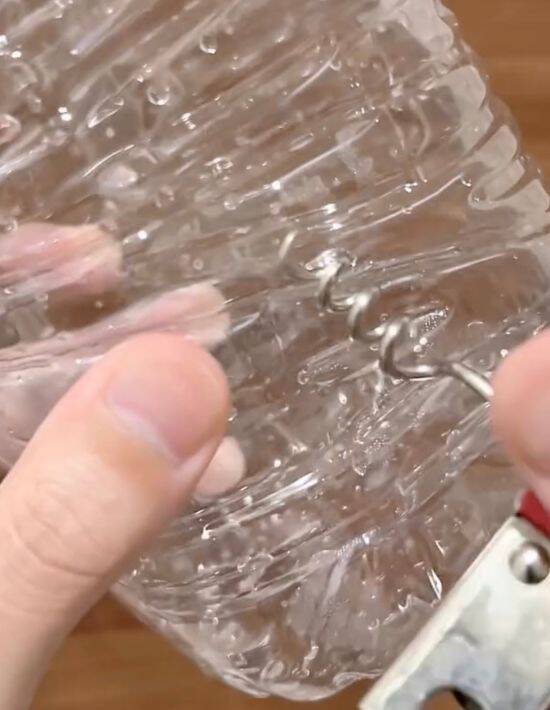 ペットボトルと牛乳でできる簡易ライト　停電対策に「賢い」「助かる」