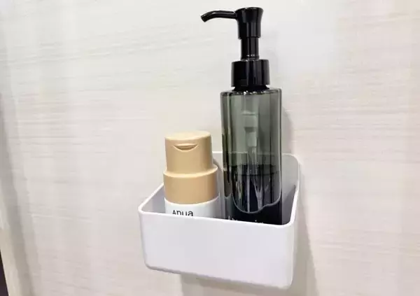 「もう直置きしなくていい！　狭い浴室が快適になる『スリムホルダー』の活用法【DAISO】」の画像