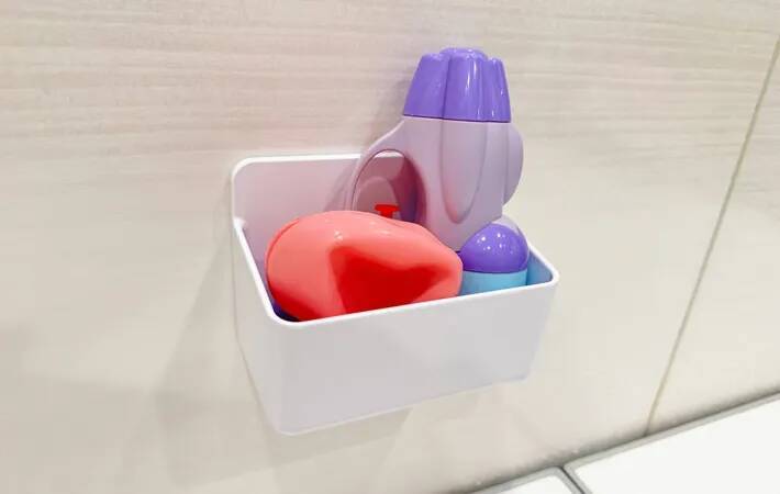 もう直置きしなくていい！　狭い浴室が快適になる『スリムホルダー』の活用法【DAISO】