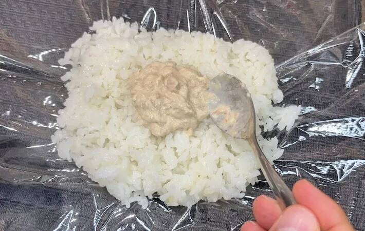ツナマヨおにぎりに「小さじ1杯」加えるだけ　劇的にウマくなる『意外な隠し味』